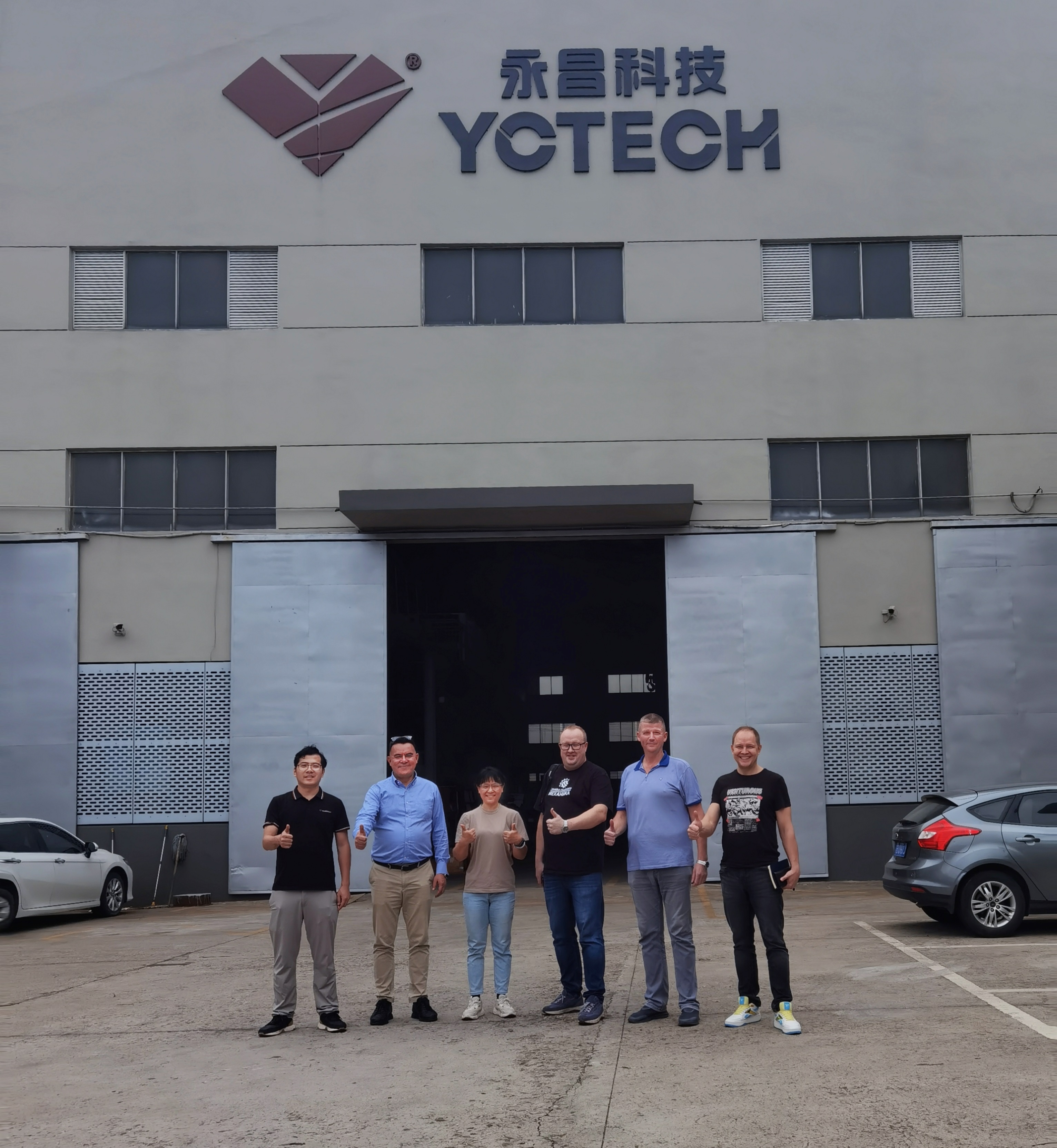 Group photo with the client Foto de grupo con el cliente