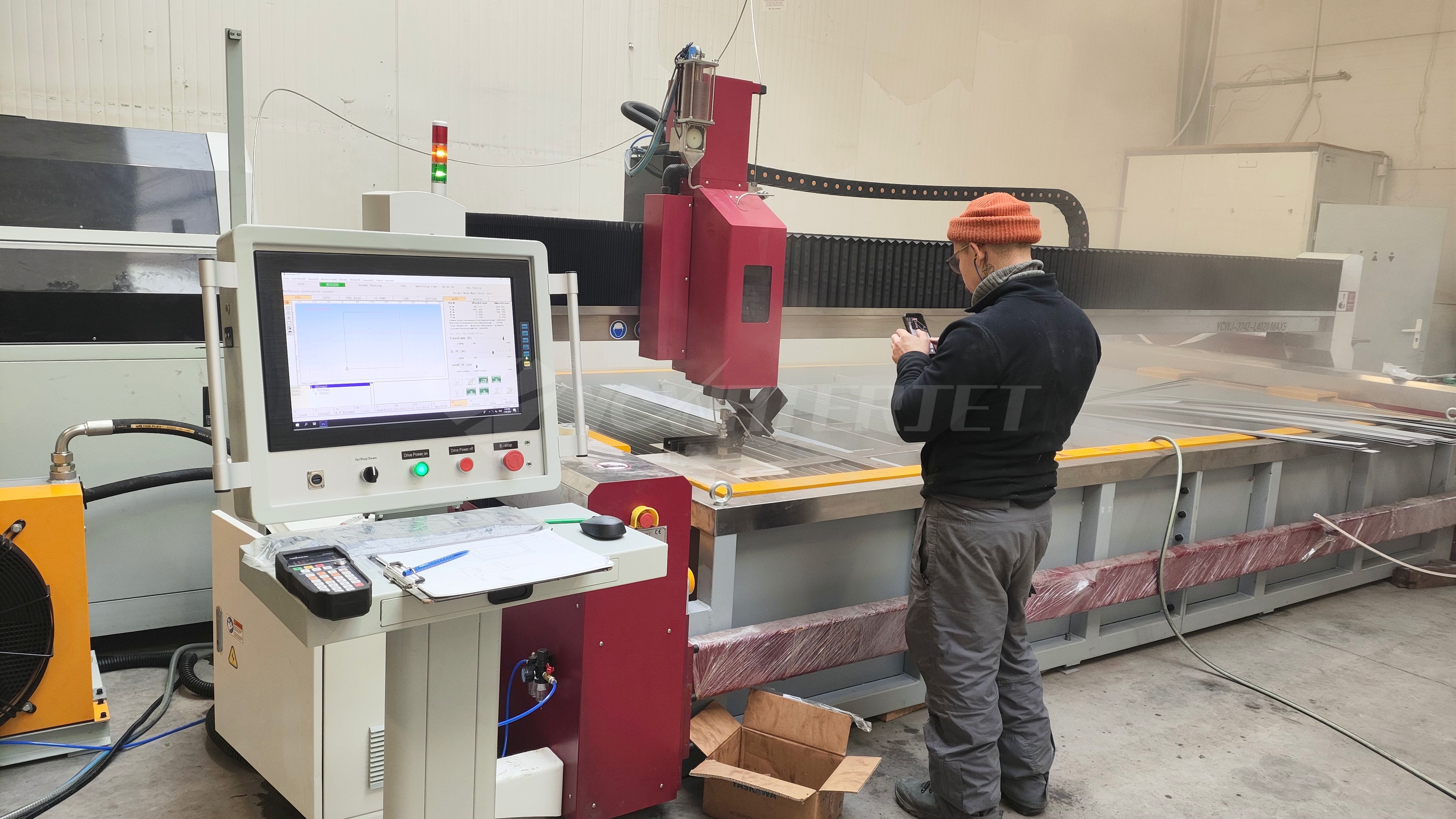 L4020 5axis Waterjet On-site installation & commissioning L4020 de 5 ejes Instalación y puesta en servicio in situ