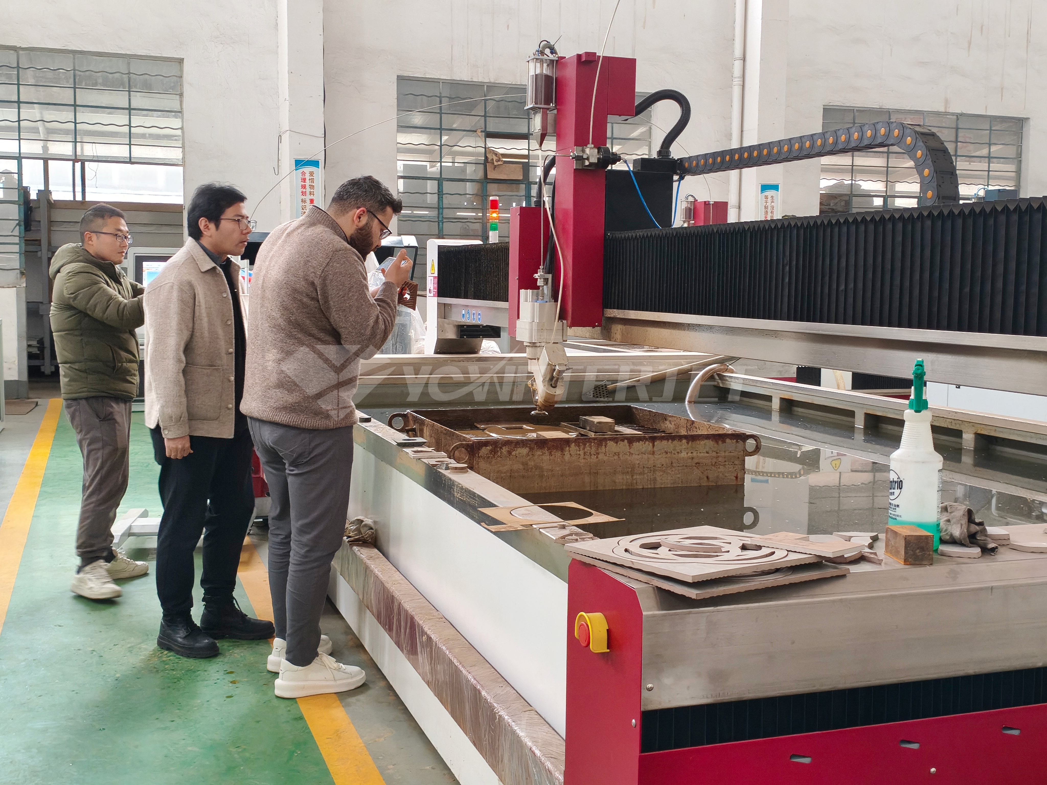 Cliente turco filmando el proceso de corte