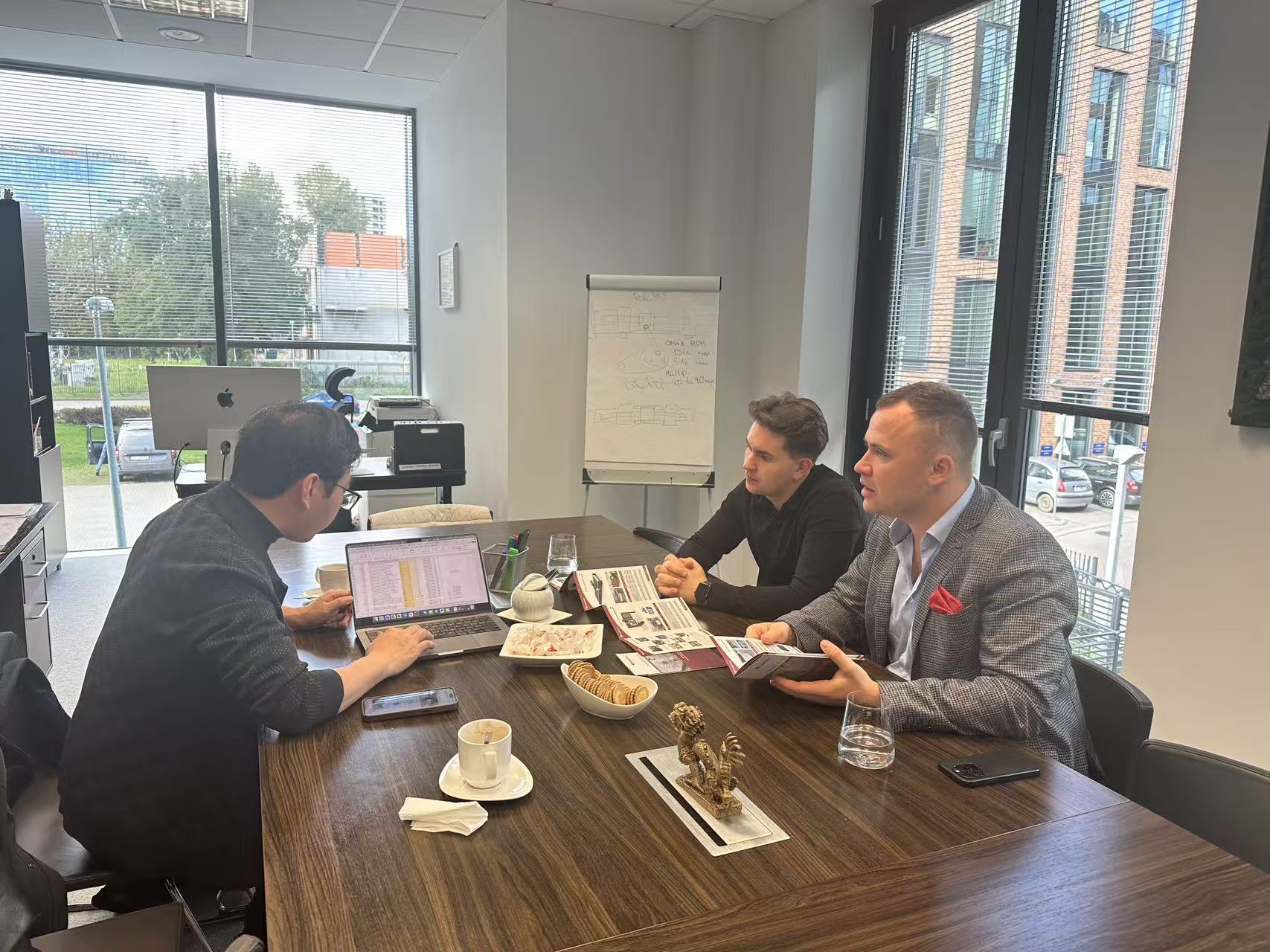 YC Waterjet visita a un cliente polaco a largo plazo