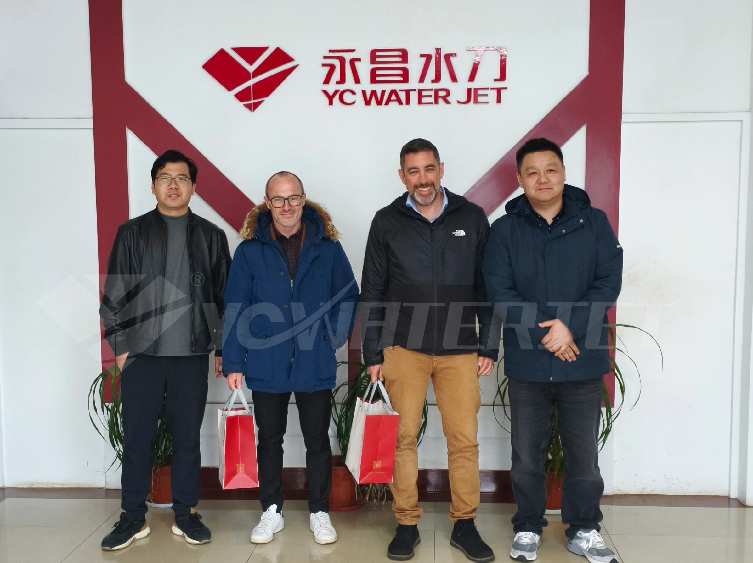 Clientes italianos visitan YC Waterjet para profundizar la cooperación internacional
