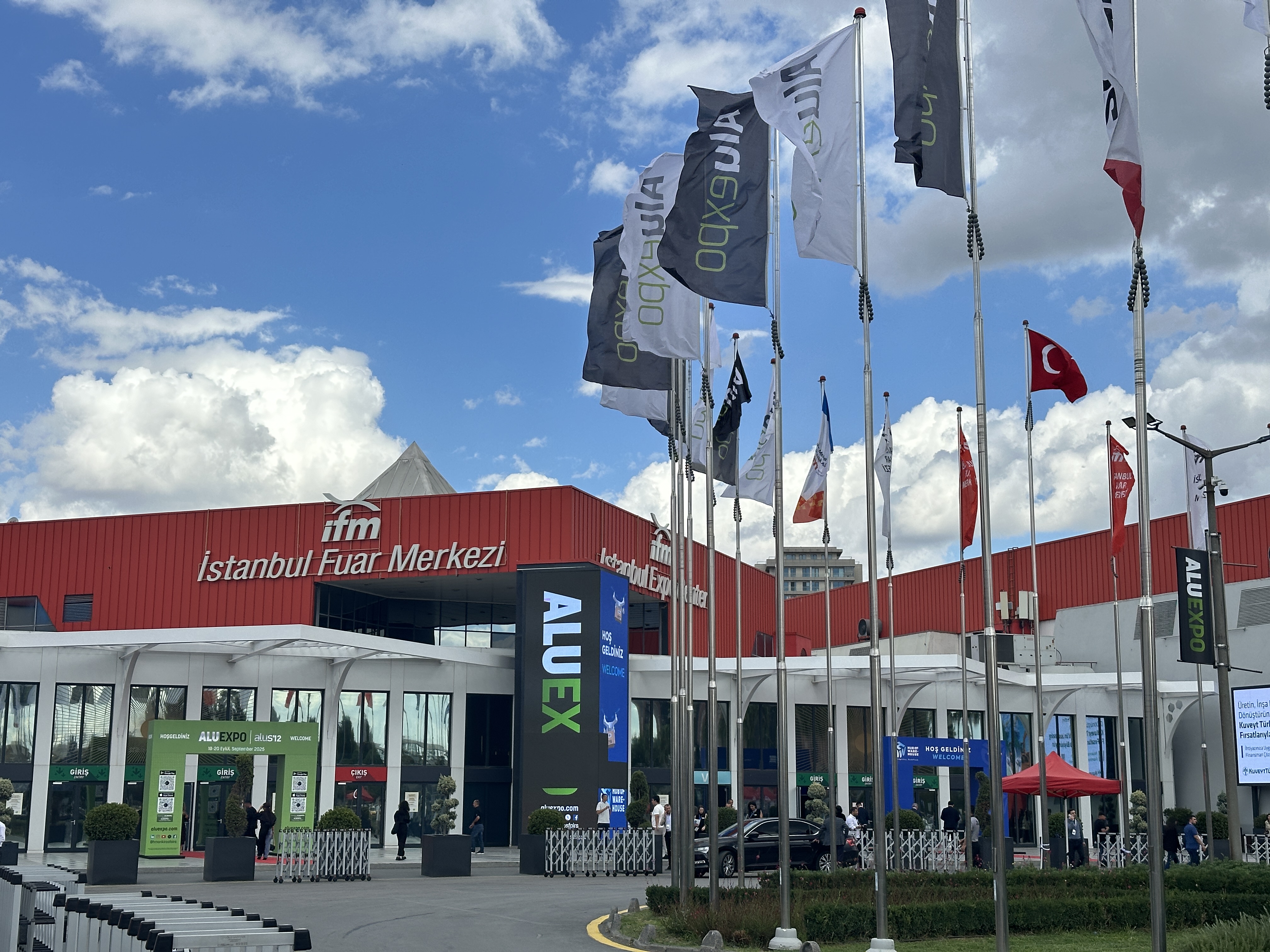 YC Waterjet regresa de Aluexpo 2025 exitoso