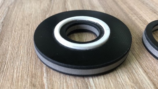 Cortador de chorro de agua flexible de guía lineal para material compuesto