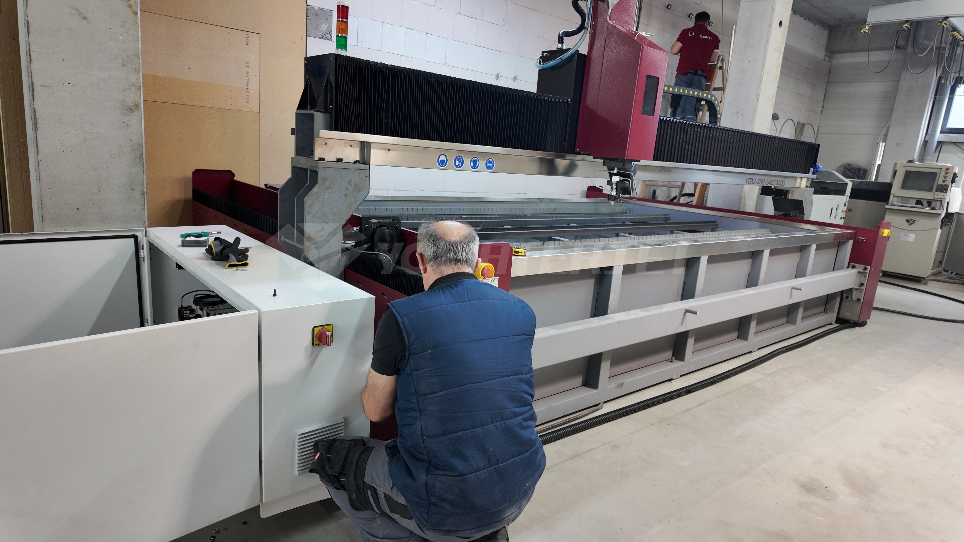 Instalaci&oacute;n de cortadora por chorro de agua 